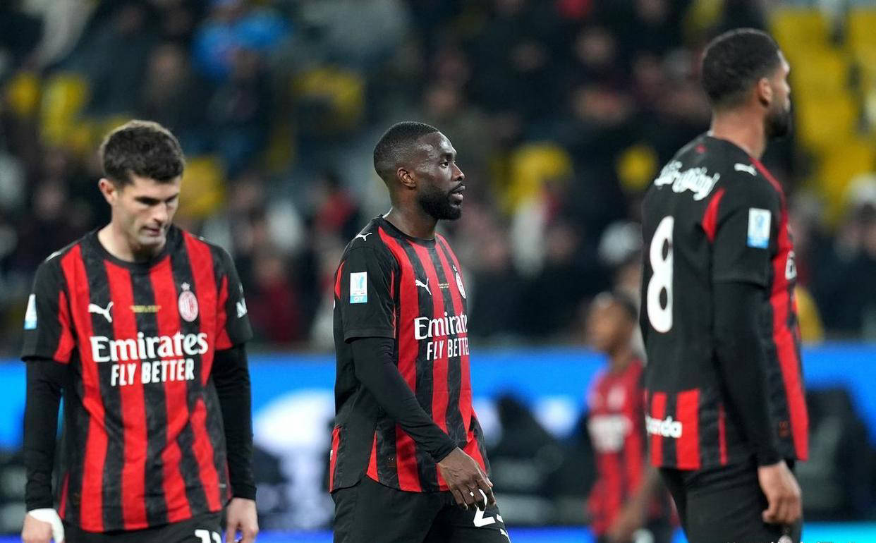 AC米兰赛季风雨飘摇！杯赛双线全失，意甲若无冠将面临彻底失望